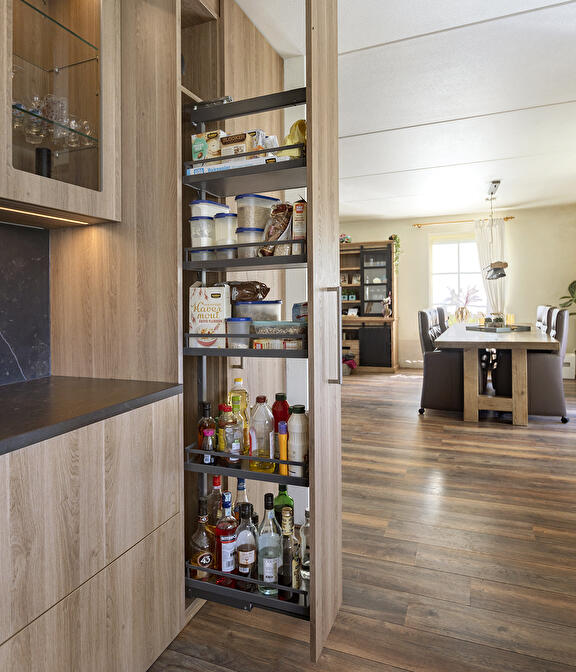 Een keuken stylen met eikenhout: 3 verschillende voorbeelden