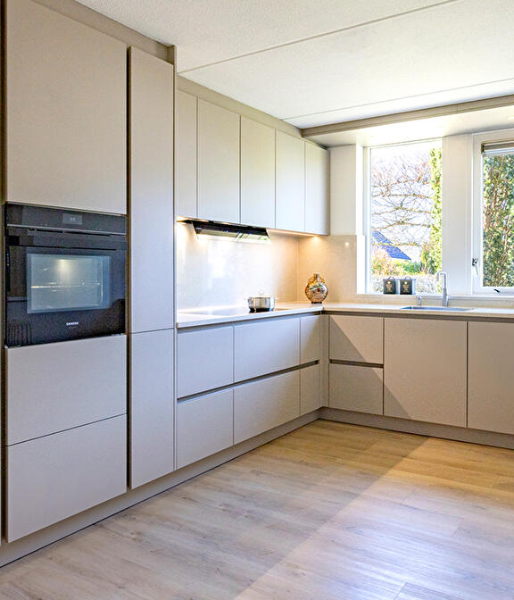 Keuken minimalistisch zandkleurig veendam