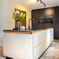Keuken met kookeiland in Winschoten