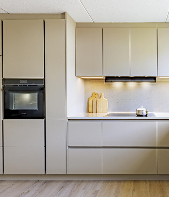 Keuken hoge kasten zandkleurige kasten 