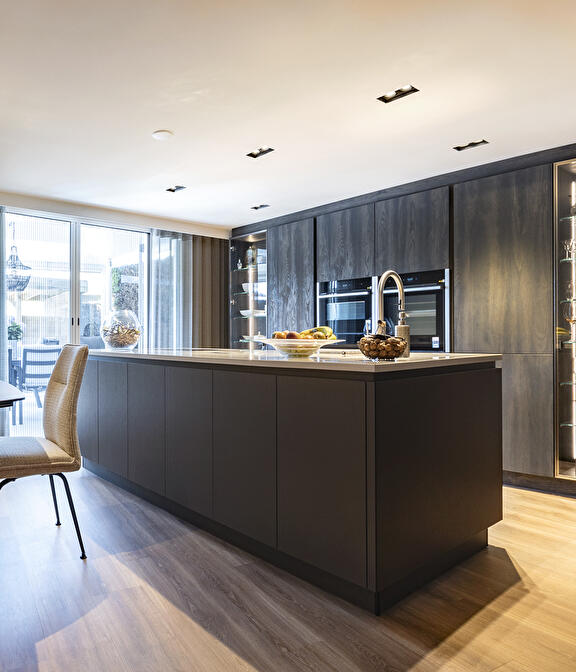 Luxe moderne keuken met kookeiland in Kropswolde