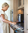 Mevrouw Van der Ploeg in haar nieuwe keuken 