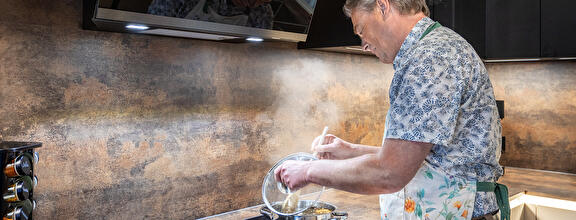 Strakke moderne keuken van de familie sijbolts - Zwarte bovenkasten, beige onder