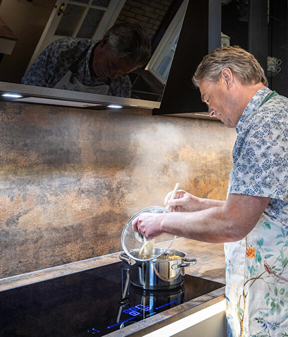 Strakke moderne keuken van de familie sijbolts - Zwarte bovenkasten, beige onder