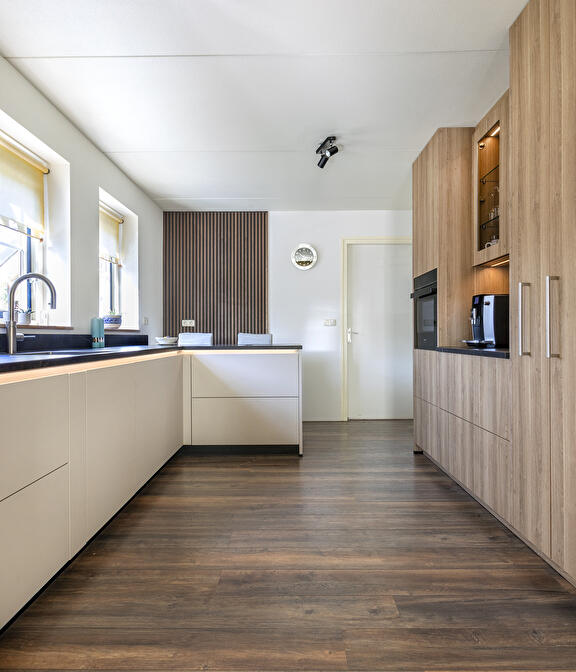 Moderne keuken met houten kasten in Siddeburen