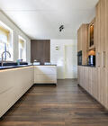Moderne keuken met houten kasten in Siddeburen