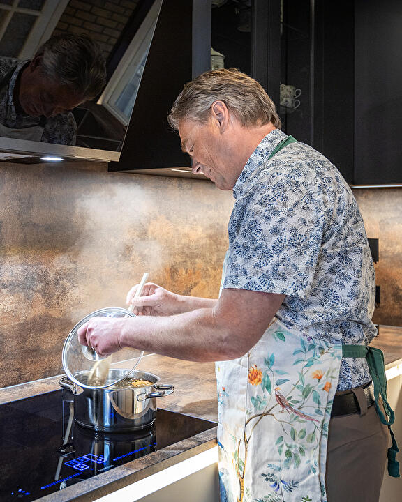 Strakke moderne keuken van de familie sijbolts - Zwarte bovenkasten, beige onder
